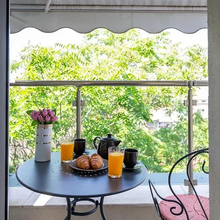 Sunny With A View In Center *