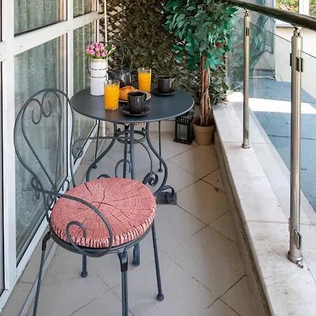 Sunny With A View In Center Sofie