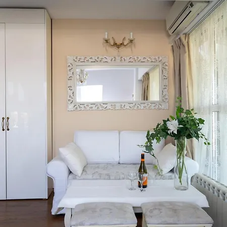 Sunny With A View In Center Apartment *