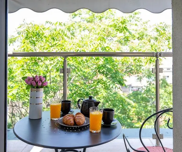 Sunny With A View In Center *