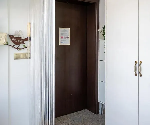 Sunny With A View In Center *